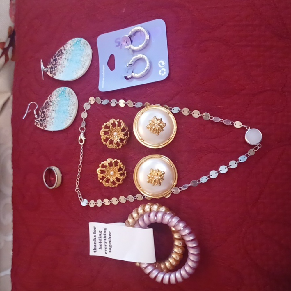Random jewlrey lot of 7
